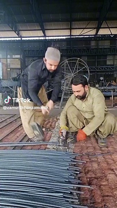 Iron factory,Bap ki mehnat, A pukh v kee cheez a rangey noo beekh manwan deti e,