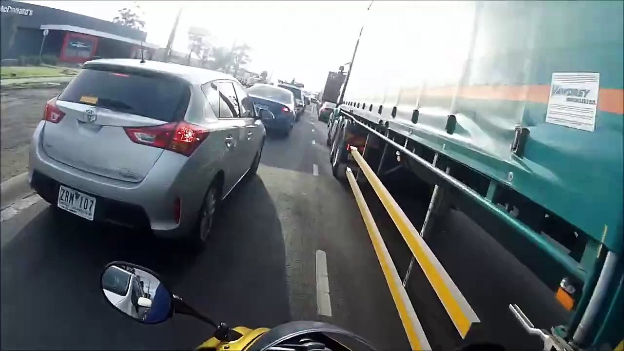 First Time Lane Splitting on New Motorcycle | Triumph Daytona  675 | So Lighter than my old Hyodung