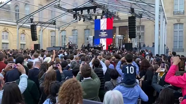 Emmanuel Macron en campagne, lors de la Fête de la musique hier soir : Il ne faut pas laisser passer les extrêmes ! L’un n’est pas le rempart de l’autre. Ils votent ensemble les motions de censure.