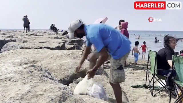 Tatilcilerin bıraktığı çöpler temizleniyor