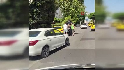 Antalya'da bir yolcu husumetlileriyle karşılaşınca taksiyi böyle kaçırdı: O anlar kamerada