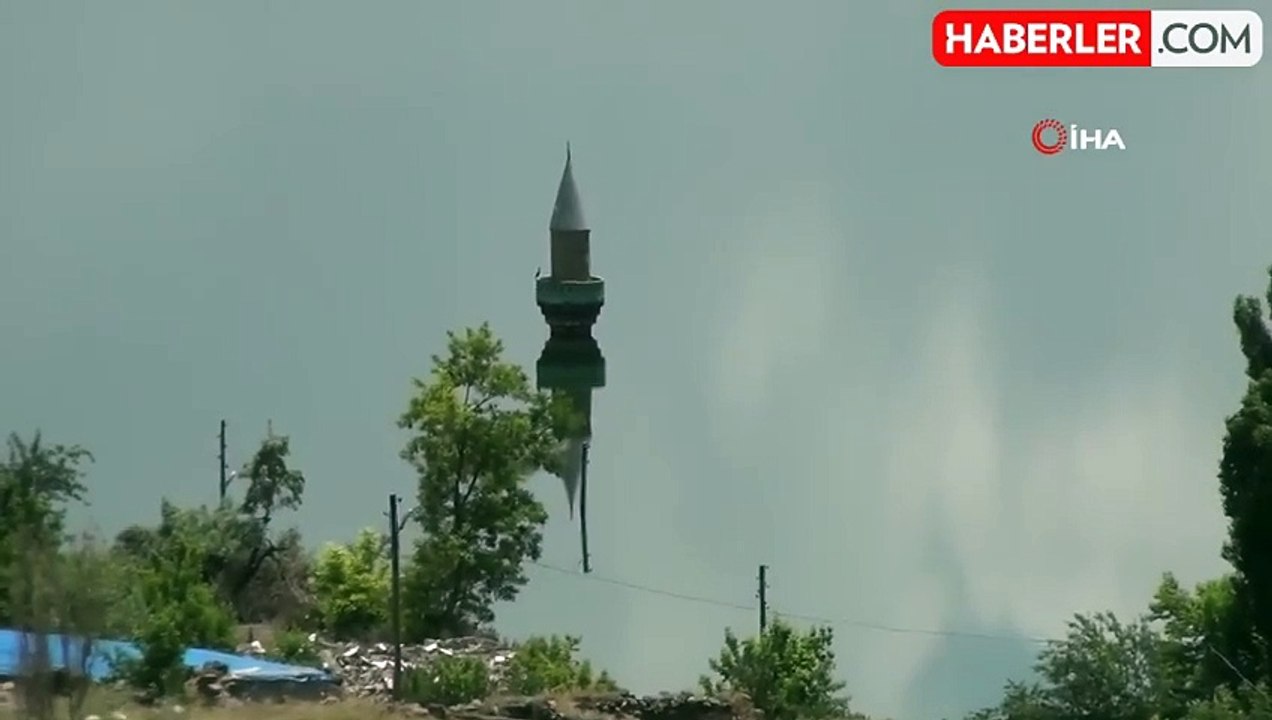 Kars'ta eski köy sular altında kalırken, köyden sadece geriye caminin minaresi kaldı