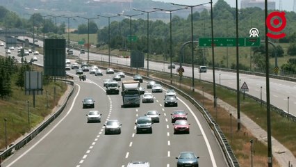 Dönüş yolundaki tatilcilerin Anadolu Otoyolu'ndan geçişleri sürüyor