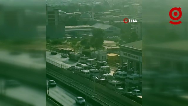 Düğün konvoyu yolu trafiğe kapattı, yüzlerce metre araç kuyruğu oluştu