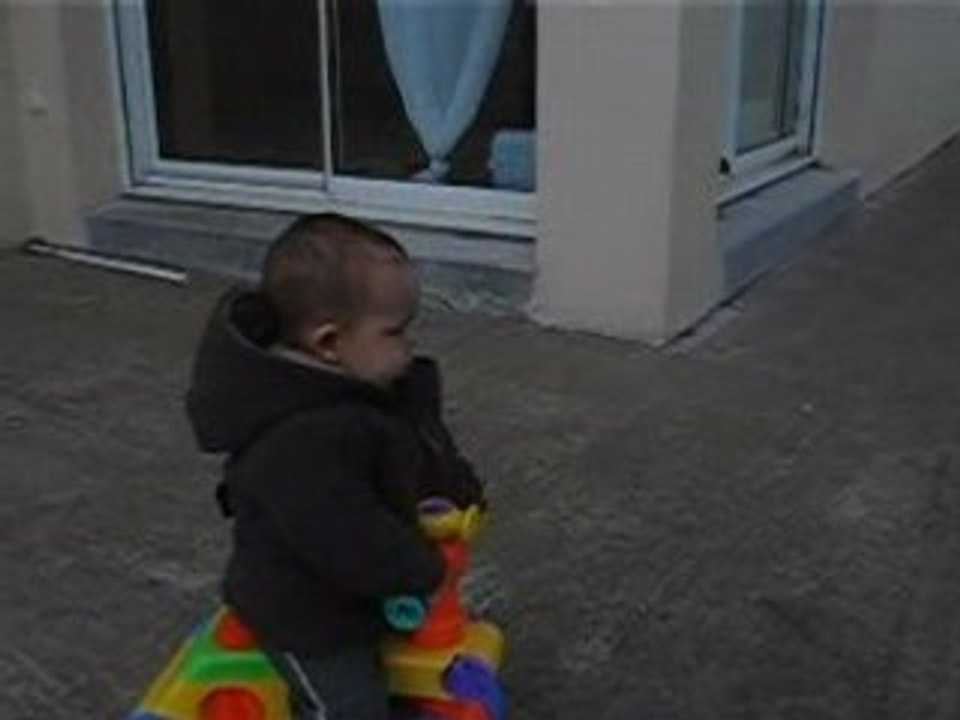 boubou se promene (attention aux oreilles y a du vent)