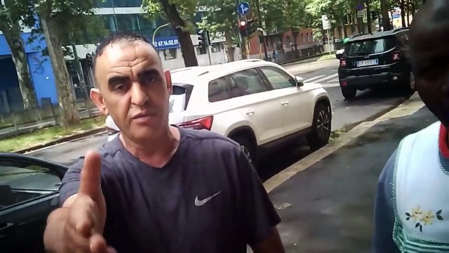 Klaus Davi allontanato dal centro islamico di viale Jenner a Milano: minacce e sputi ripresi in un video