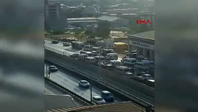 BURSA Düğün konvoyu yolu trafiğe kapattı, yüzlerce metre araç kuyruğu oluştu (VİDEO EKLENDİ)