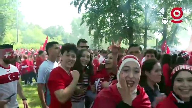 Milli maç öncesi Dortmund sokakları, kırmızı-beyaza büründü