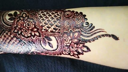Unique and stylish mahndi design