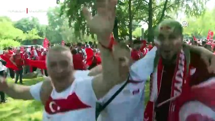 Türkiye-Portekiz maçı öncesinde Türk taraftarların stada yürüyüşü