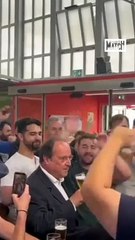En campagne, François Hollande boit une bière cul sec