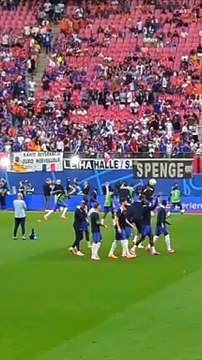 Kylian Mbappé malmené par ses coéquipiers à l'échauffement