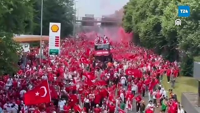 Türkiye-Portekiz maçı öncesinde Türk taraftarlar stada böyle yürüdü