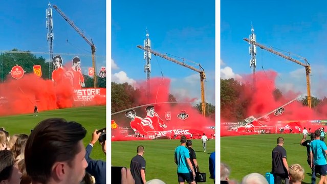 Partido es suspendido luego de que un tifo gigante cayera sobre aficionados del Twente dejando varios heridos