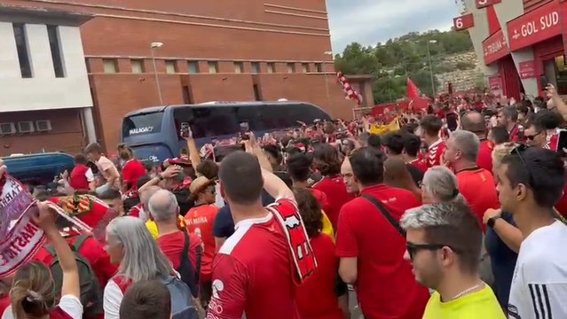 Vídeo de la llegada del autobús del Málaga y cómo ha sido recibido por la afición del Nàstic de Tarragona.