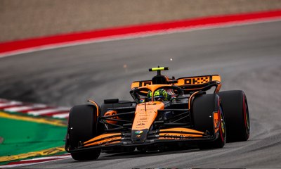 نوريس ينتزع الانطلاقة من المركز الأول