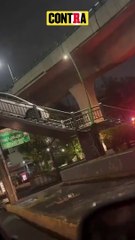 AUTOMOVILISTA INTENTA CRUZAR PERIFÉRICO NORTE… ¡POR PUENTE PEATONAL!