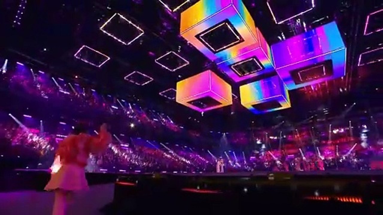 Svenske Loreen giver vinder trofæet til Schweiziske Nemo | Eurovision Song Contest 2024 | DRTV