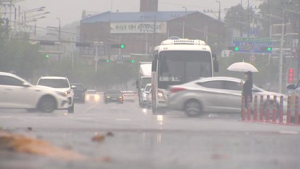 [날씨] 낮까지 곳곳 비...한낮 다시 30℃ 웃도는 불볕더위 / YTN