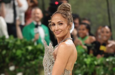 Jennifer Lopez viaja en un vuelo comercial de Nápoles a París como una pasajera más