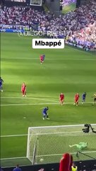 Le penalty marqué par Mbappé, masqué, face à la pologne