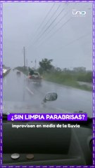 Un grupo de amigos que andaban de viaje, fueron sorprendidos por la lluvia, mira la astucia de uno de ellos.