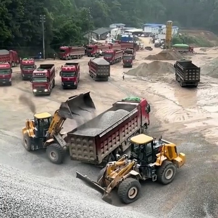 Shovel Rock Loaded in the dump truck