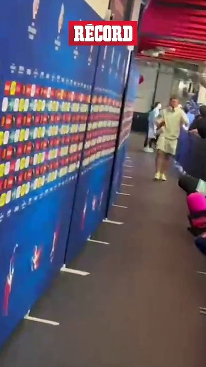 Santiago Giménez NO habló CON los medios de COMUNICACIÓN tras la victoria de México