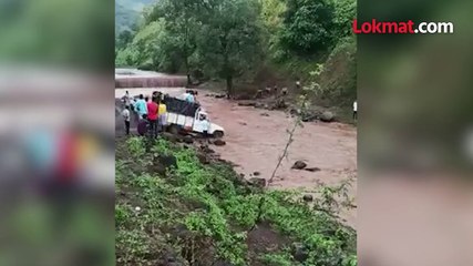 गाड्या पाण्यात रस्ताच नाही पुरातून नागरिकांचा जीवघेणा प्रवास