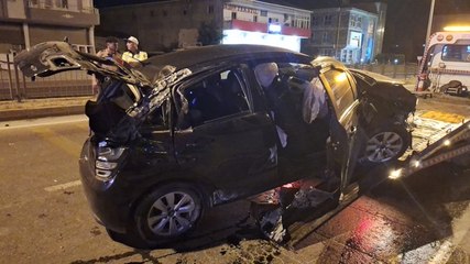 Köpeğe vurmamak için manevra yapınca bariyere çarptı