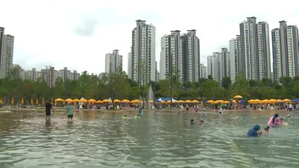 물장구에 신난 아이들...휴일 도심 수영장 '북새통' / YTN