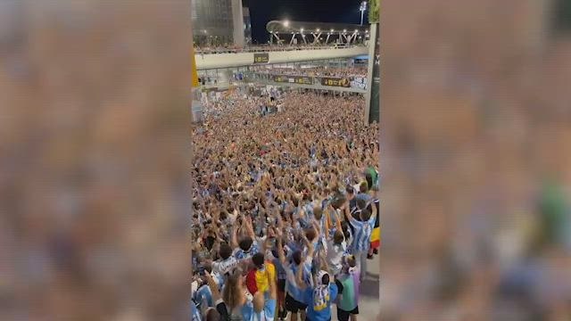 Recibimiento apoteósico al Málaga en el aeropuerto