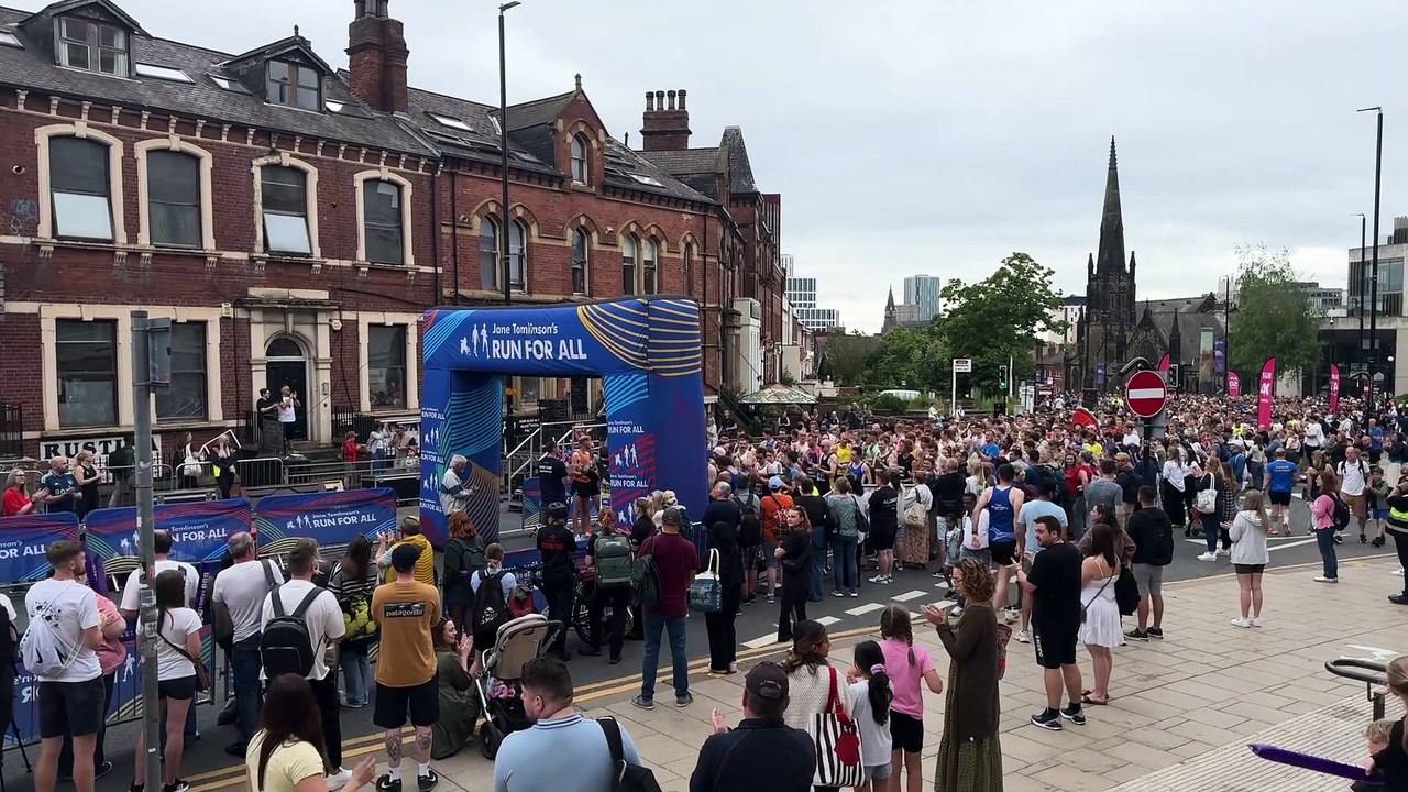 Leeds 10K runners clap for Rob Burrow