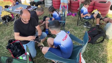 Short track sporcuları, yarış pistinde antrenman yapıyor