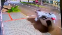 Casal fica ferido em capotamento após arrancar placa e coqueiro na Avenida Brasil em Cascavel