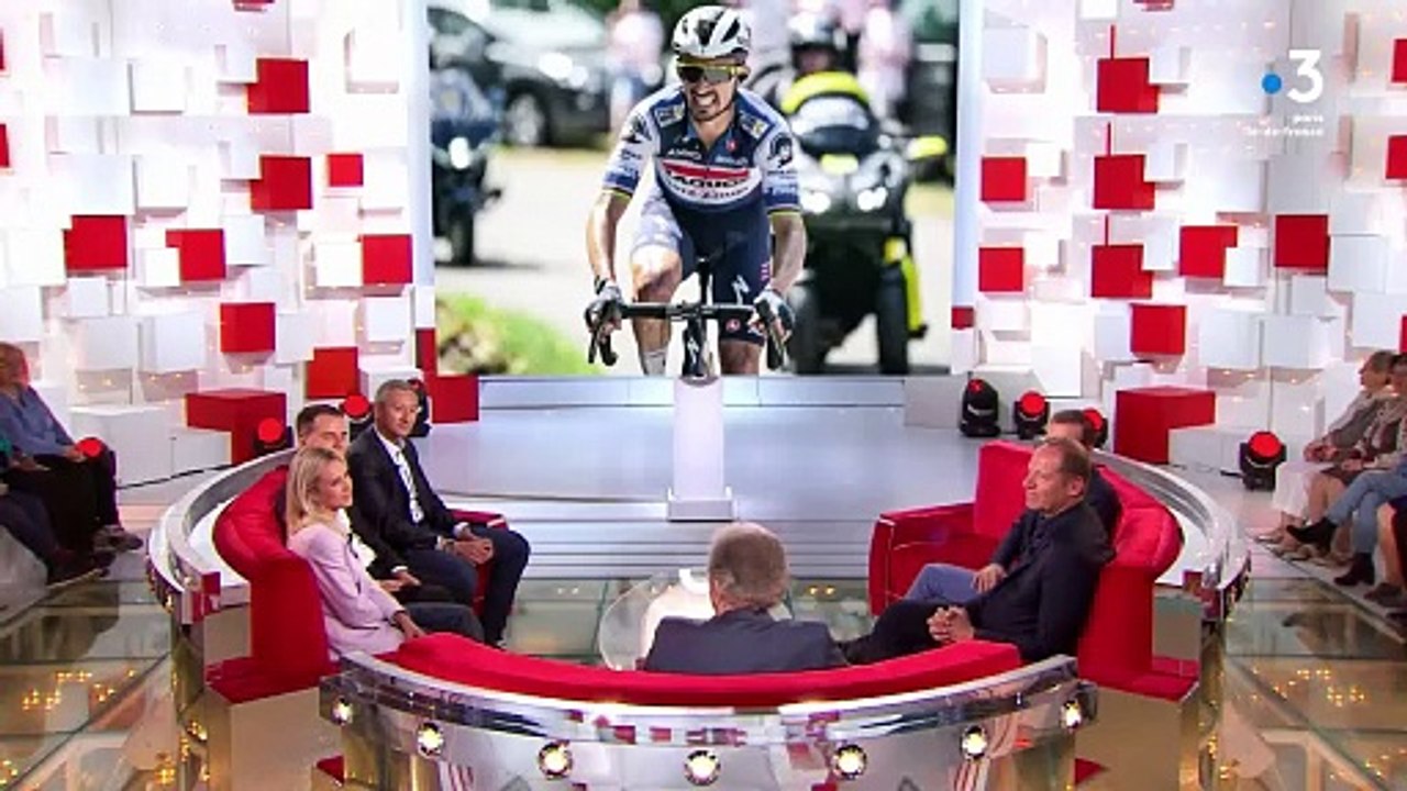 Invitée de Michel Drucker dans "Vivement dimanche" sur France 3, Marion Rousse est revenue sur la lourde chute de son compagnon Julian Alaphilippe sur la course Liège-Bastogne-Liège