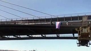 İstanbul’da tehlikeli provokasyon! Sapkınlar köprüye bayrak astı