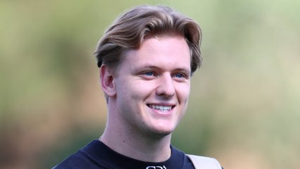 GALA VIDEO -  Mick Schumacher, sosie de son père, s’affiche avec sa sublime compagne Laila