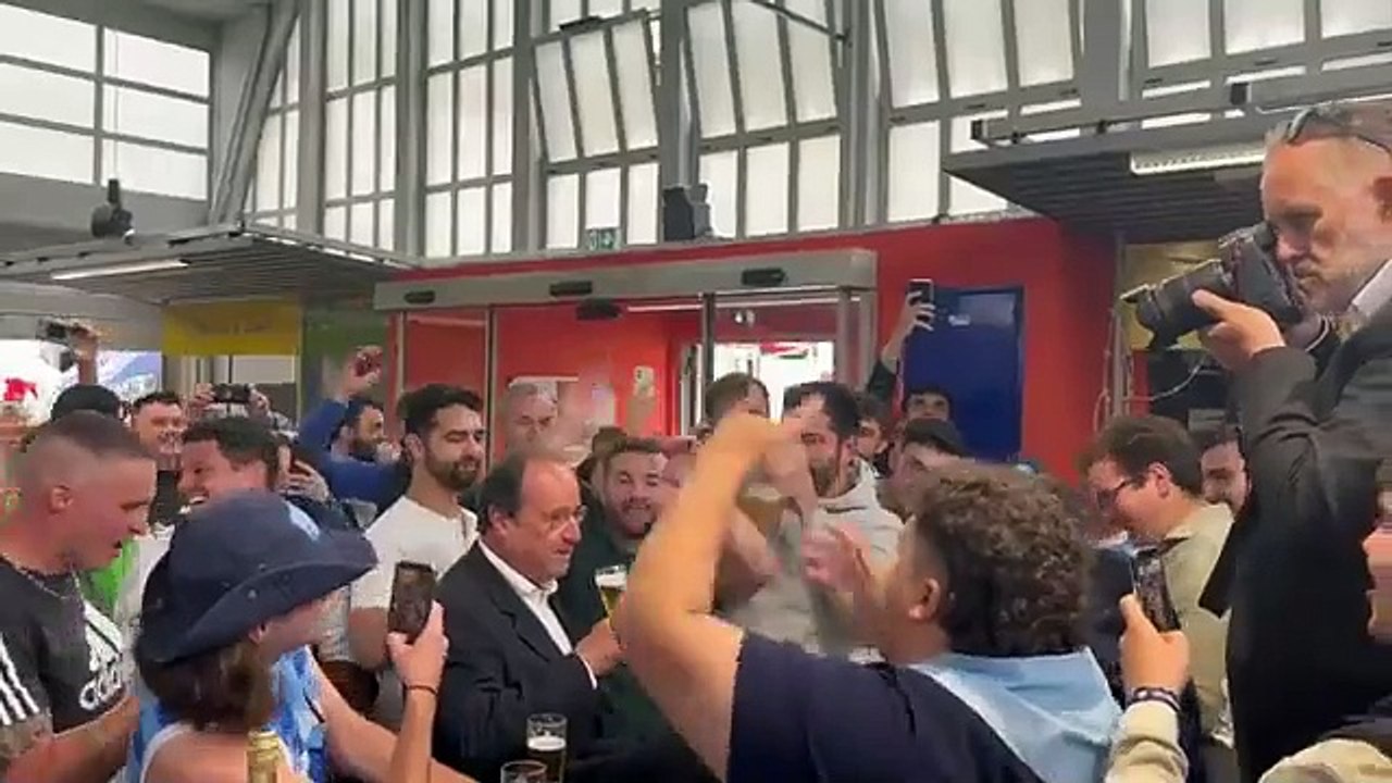 François Hollande boit une bière cul sec en Corrèze !