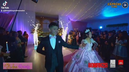 Video: Quinceañera cambia lo tradicional y baila una cueca boliviana en su acto central
