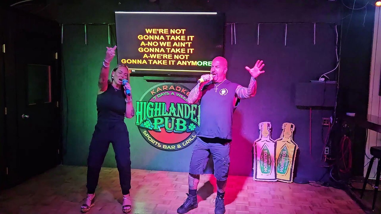 TWISTED SISTER - WERE NOT GONNA TAKE IT (PERFORMED AT THE HIGHLANDER)