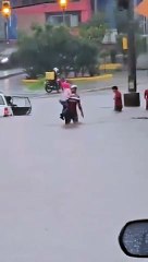 Rescatan a niña y anciana atrapadas en vehículo inundado en Honduras