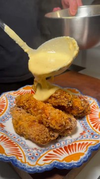 POULET CROUSTILLANT SAUCE CHEDDAR #recette #chicken #poulet #volaille #frit #croustillant #kfc #tenders #sauce #cheddar #cheddarsauce #paprika #recipe #cuisine #food