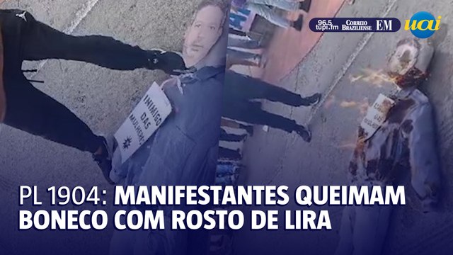 Manifestantes queimam boneco com rosto de Lira em protesto contra o aborto, em BH