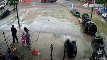 The stroller rolled away with the kid in it