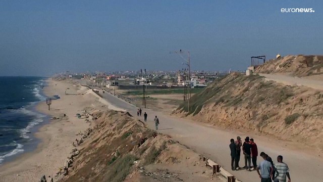 شاهد: سفن محملة بالمعونات الإنسانية ترسو على الرصيف العائم قبالة ساحل غزة