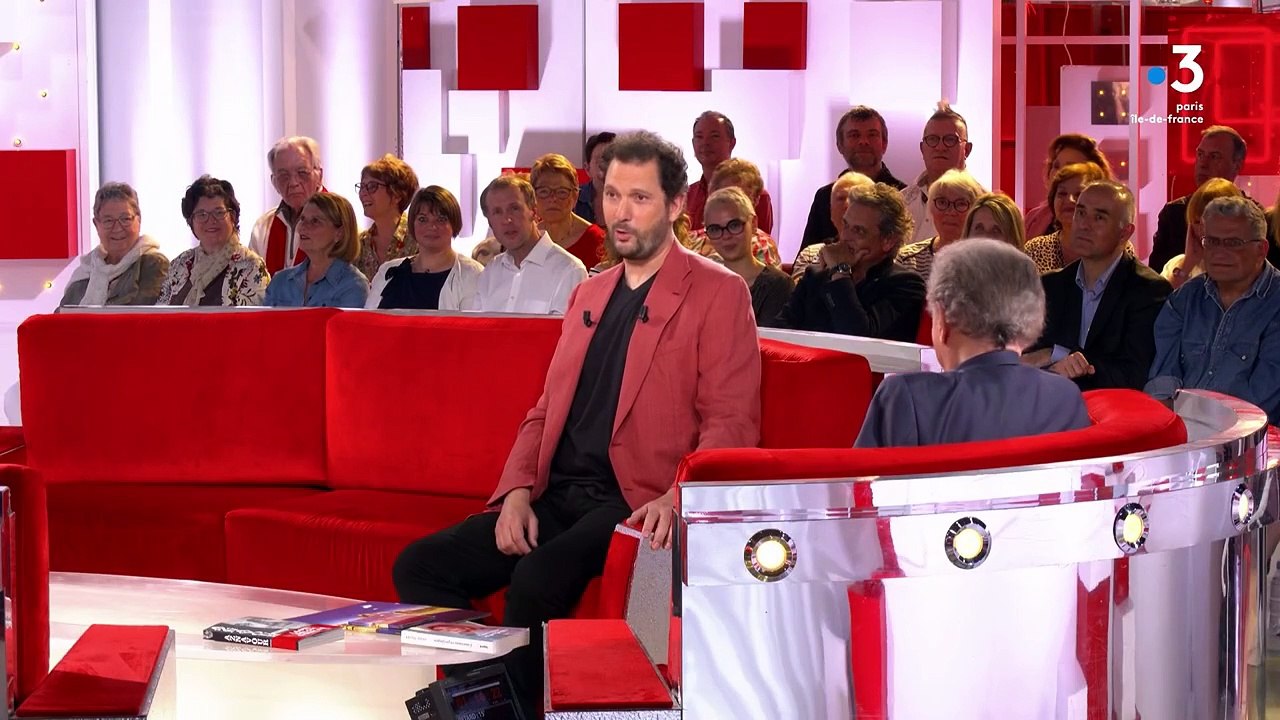 Eric Antoine, invité de "Vivement dimanche", a raconté son crush pour Helena Noguerra qui était alors en pleine rupture.