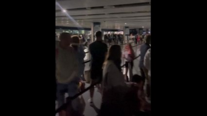 英 맨체스터공항 대규모 정전...항공편 무더기 결항 / YTN