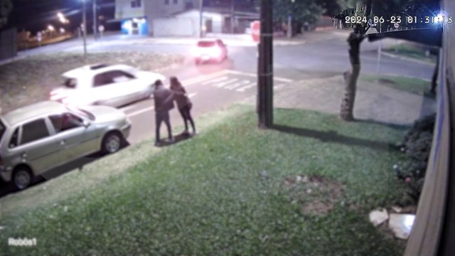 Casal briga e sai no soco no bairro Santa Cruz
