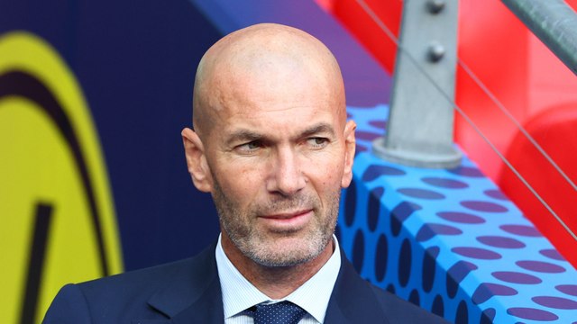 GALA VIDEO - PHOTO - Zinedine Zidane grand-père : ce tendre cliché avec ses trois petites filles pour un jour spécial